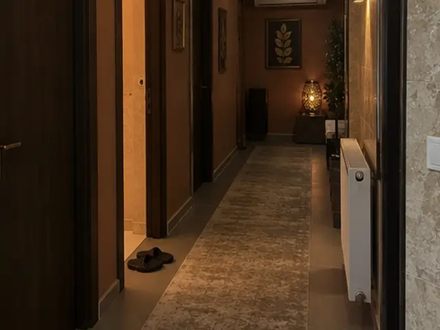 Havlu rafı ve terlikleriyle salon koridoru — Küçükköy, Masaj Salonun